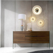 Kortárs stílusú, diófa furnérral borított, dizájn komódszekrény edzett üveg lábakkal.