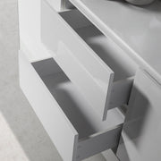 Kortárs stílusú,magasfényű, fehér lakkal festett, dizájn komódszekrény edzett üveg lábakkal.