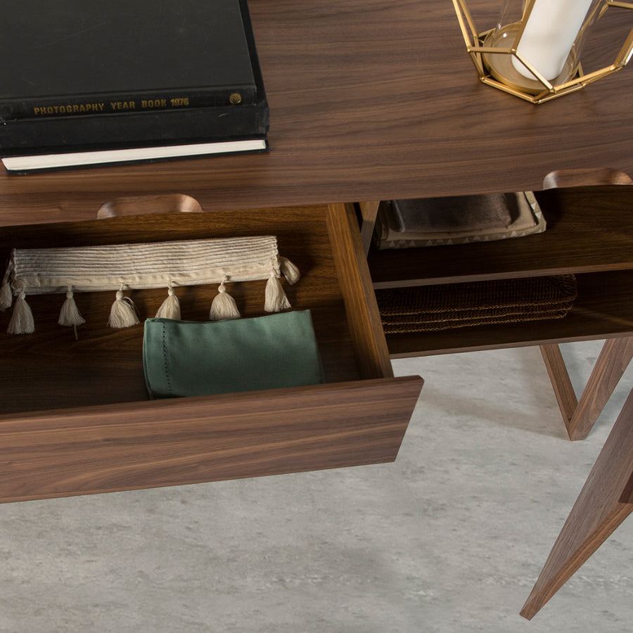 Kortárs stílusú, diófa furnérral borított, dizájn komódszekrény.