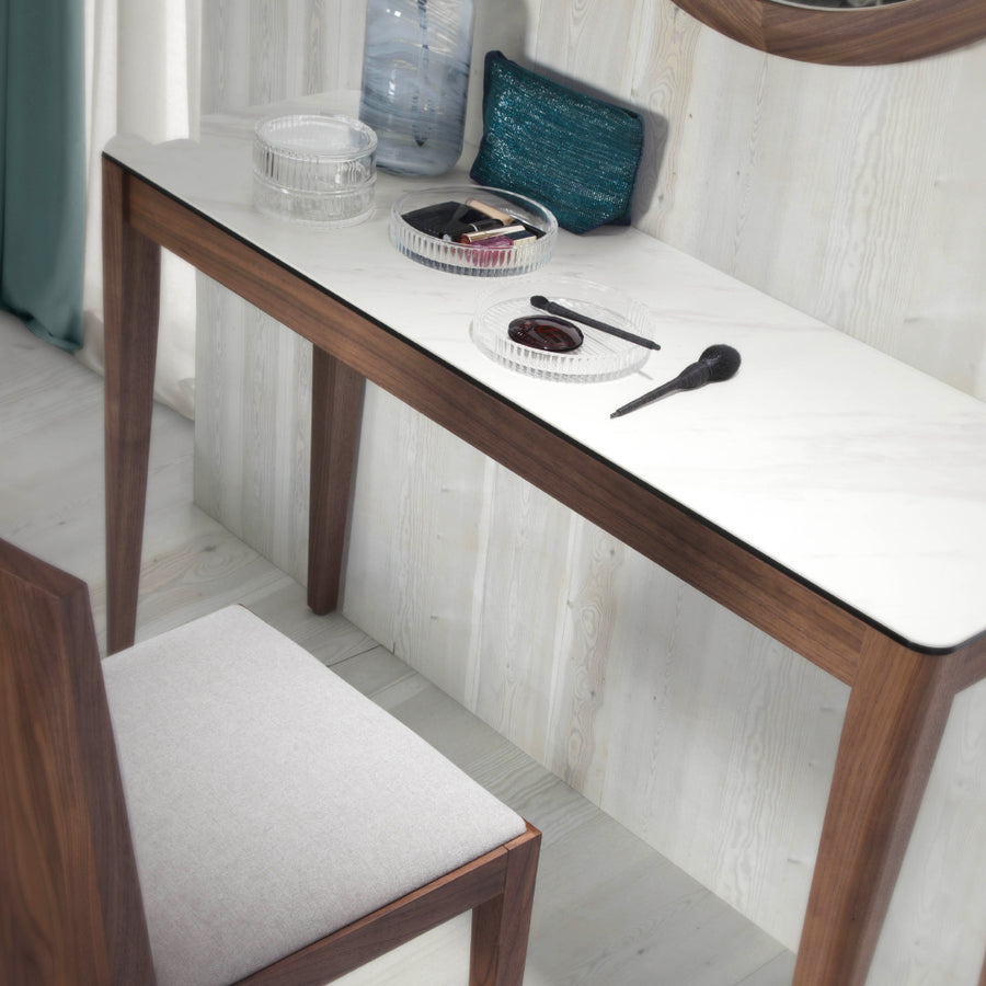 Kortárs stílusú, diófa furnérral borított, dizájn konzolasztal porcelán fedlappal.