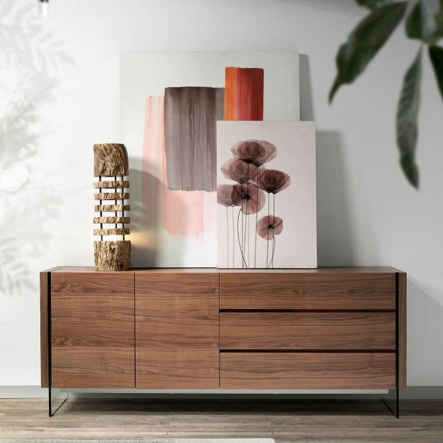 Kortárs stílusú, diófa furnérral borított design, MDF komódszekrény edzett üveg lábakkal.