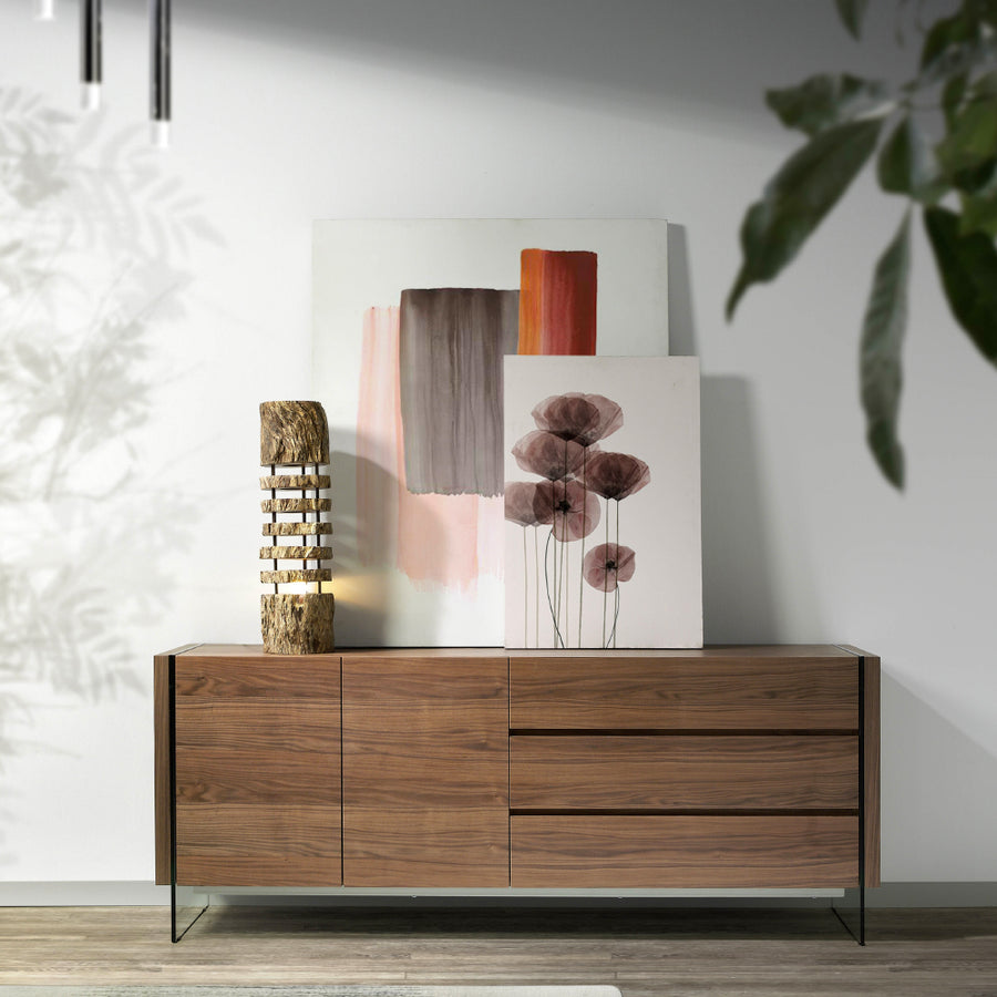 Kortárs stílusú, diófa furnérral borított design, MDF komódszekrény edzett üveg lábakkal.