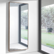 Nagyméretű, kortárs stílusú, diófa furnérral borított, dizájn falitükör.