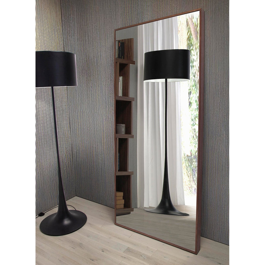 Nagyméretű, kortárs stílusú, diófa furnérral borított, dizájn falitükör.