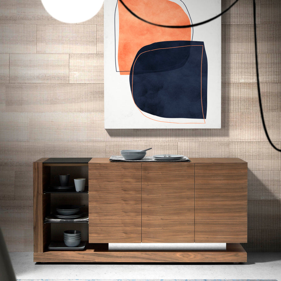 Kortárs stílusú, diófa furnérral borított, dizájn tálaló fekete színezésű, edzett üvegpolcokkal.