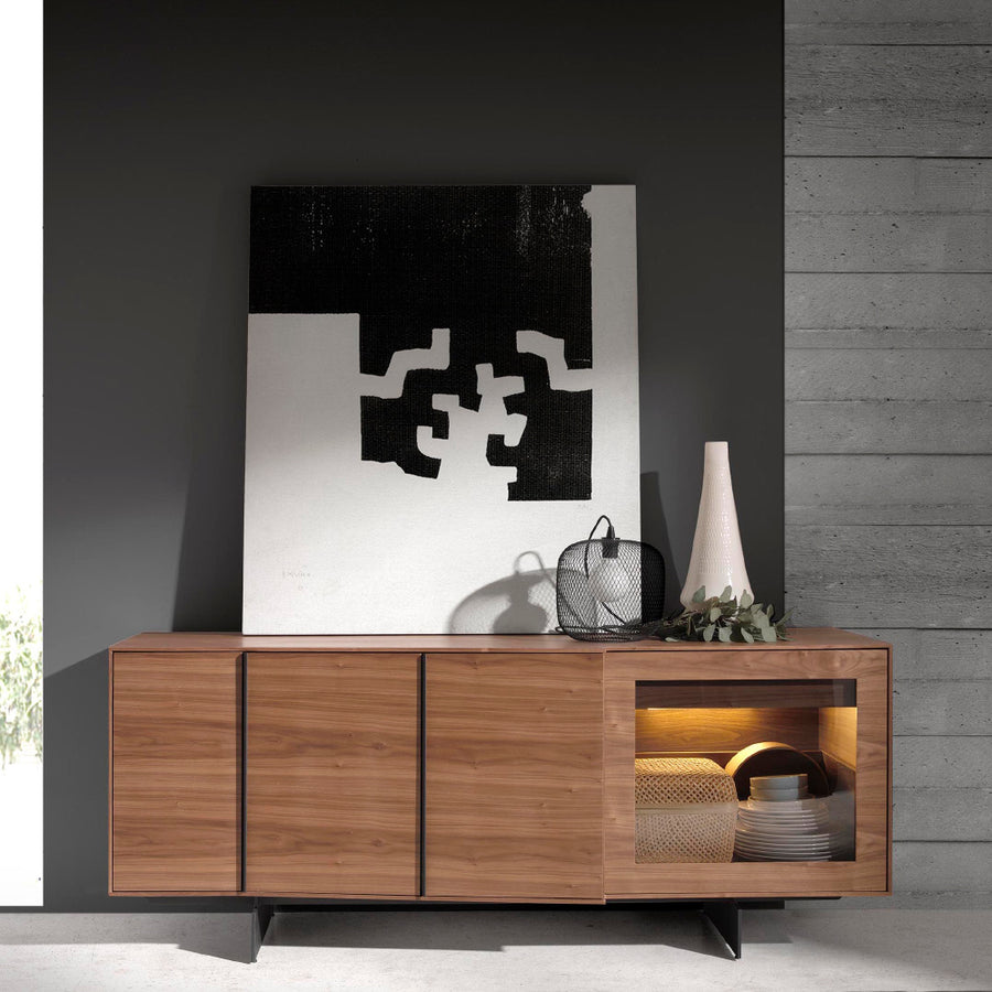 Kortárs stílusú, diófa furnérral borított, dizájn tálaló beépített, belső LED világítással.