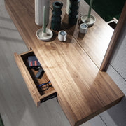 Kortárs stílusú, diófa furnérral borított dizájn falitükör fiókos polccal.