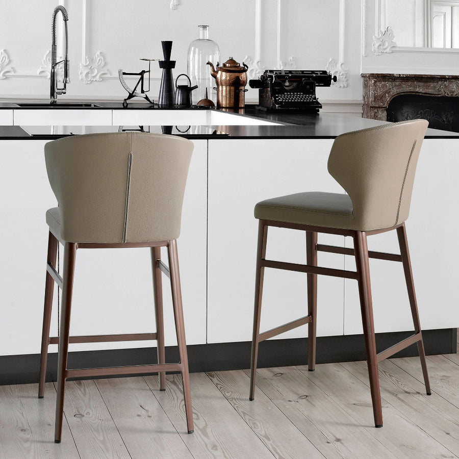 Angel Cerdá modern bárszék konyhasziget mellett enteriőrben