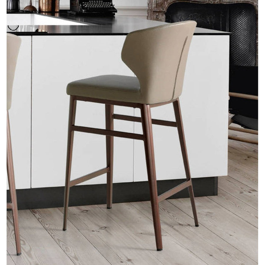 Kortárs stílusú, bézs műbőrrel kárpitozott, matt bronzszínű fémvázas dizájn bárszék.