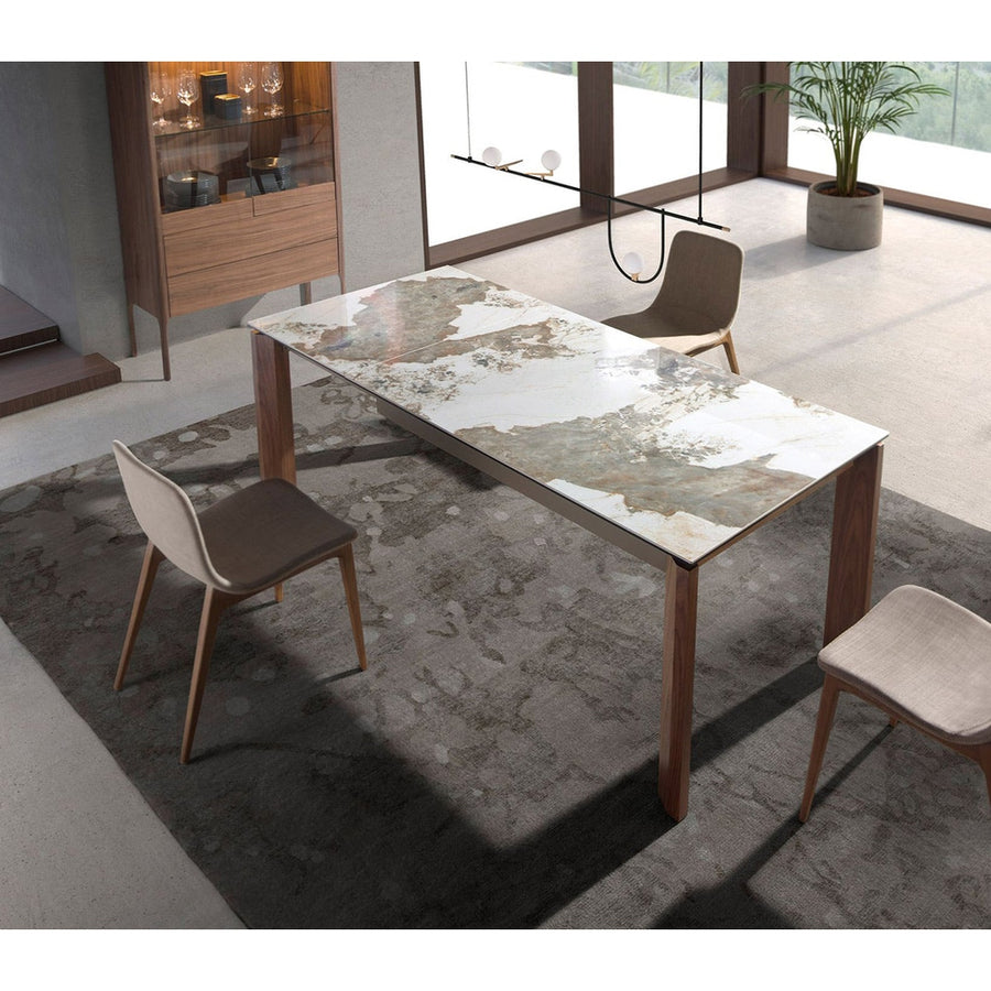 Bézs színű szövettel kárpitozott, kőrisfából készült étkezőszék.