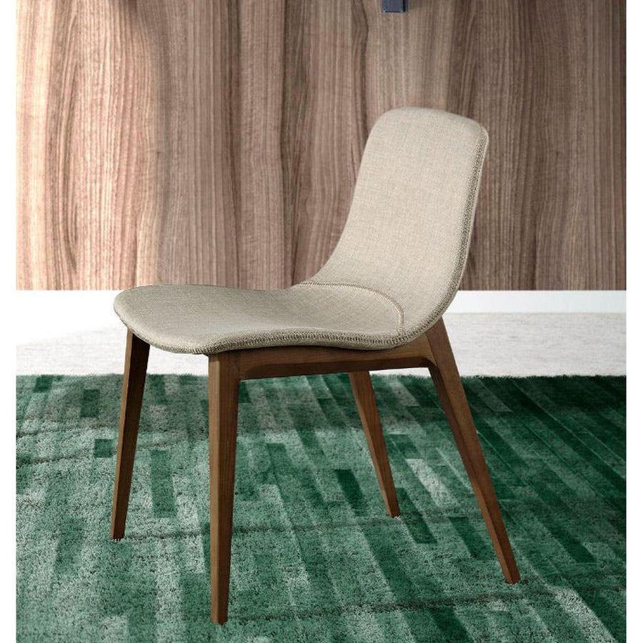 Bézs színű szövettel kárpitozott, kőrisfából készült étkezőszék.