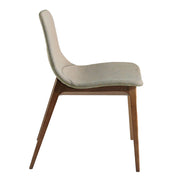 Bézs színű szövettel kárpitozott, kőrisfából készült étkezőszék.