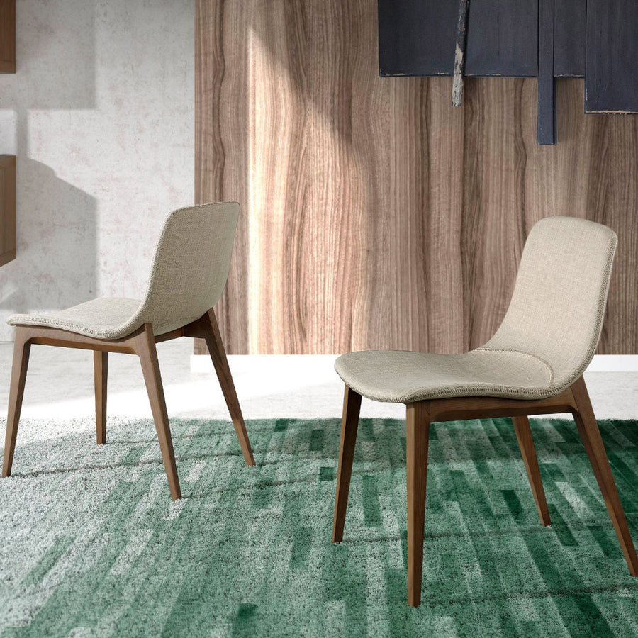 Bézs színű szövettel kárpitozott, kőrisfából készült étkezőszék.