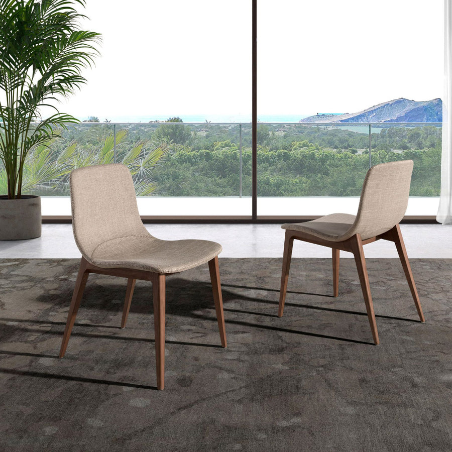 Bézs színű szövettel kárpitozott, kőrisfából készült étkezőszék.