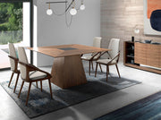 Angel Cerdá krémszínű karosszék modern étkezőasztal körül enteriőrben