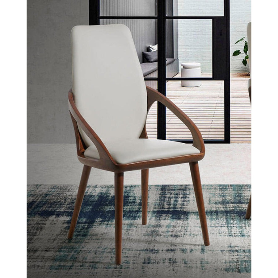 Krémszínű műbőrrel kárpitozott, kőrisfából készült, formatervezett dizájn étkezőszék.