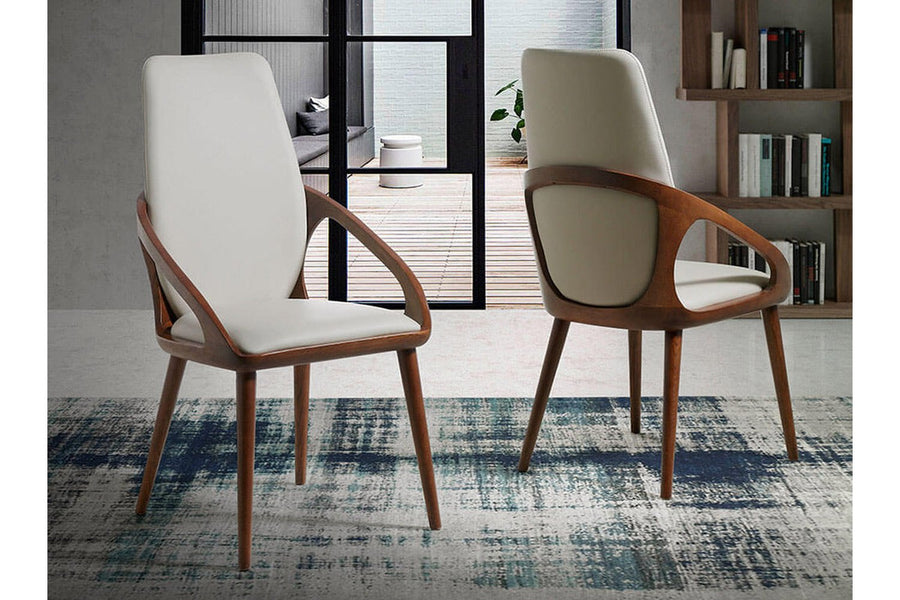 Krémszínű műbőrrel kárpitozott, kőrisfából készült, formatervezett dizájn étkezőszék.