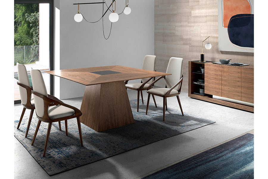 Krémszínű műbőrrel kárpitozott, kőrisfából készült, formatervezett dizájn étkezőszék.