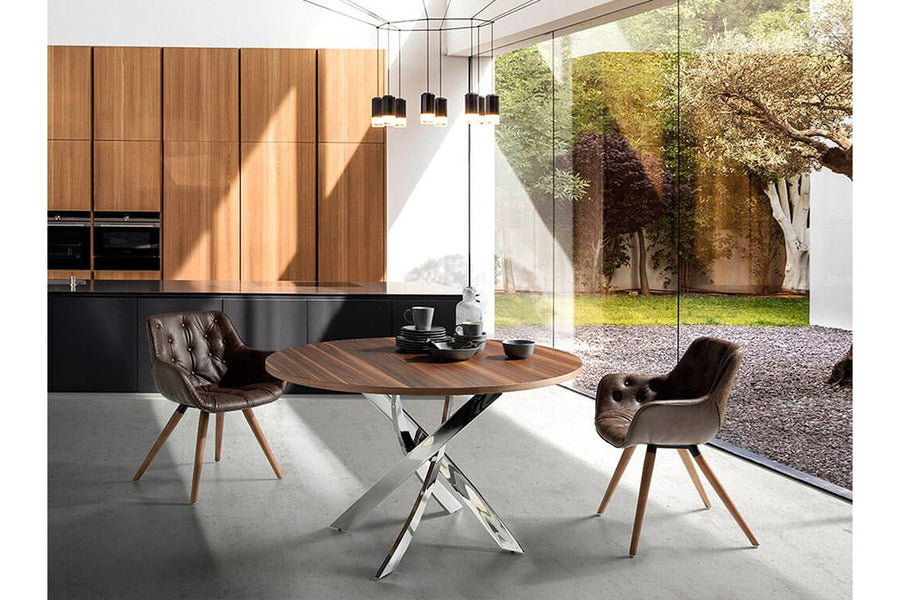 Barna műbőrrel kárpitozott, kőrisfából készült, formatervezett dizájn étkezőszék.