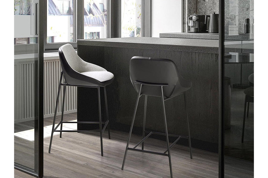 Kortárs, fekete fémvázas, dizájn bárszék szürke szövet és fekete műbőr kárpitozással.