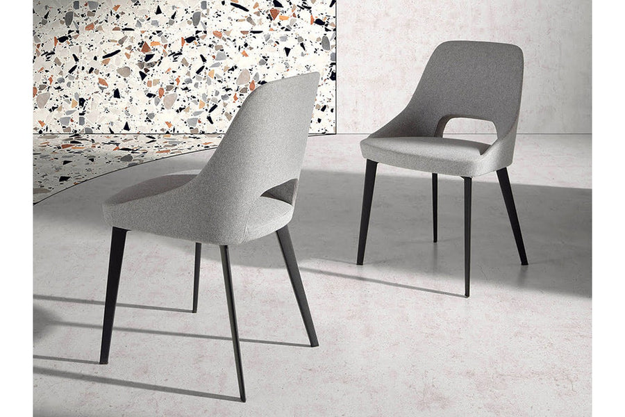 Kortárs stílusú, szürke színű szövettel kárpitozott, acél szerkezetű dizájn étkezőszék.