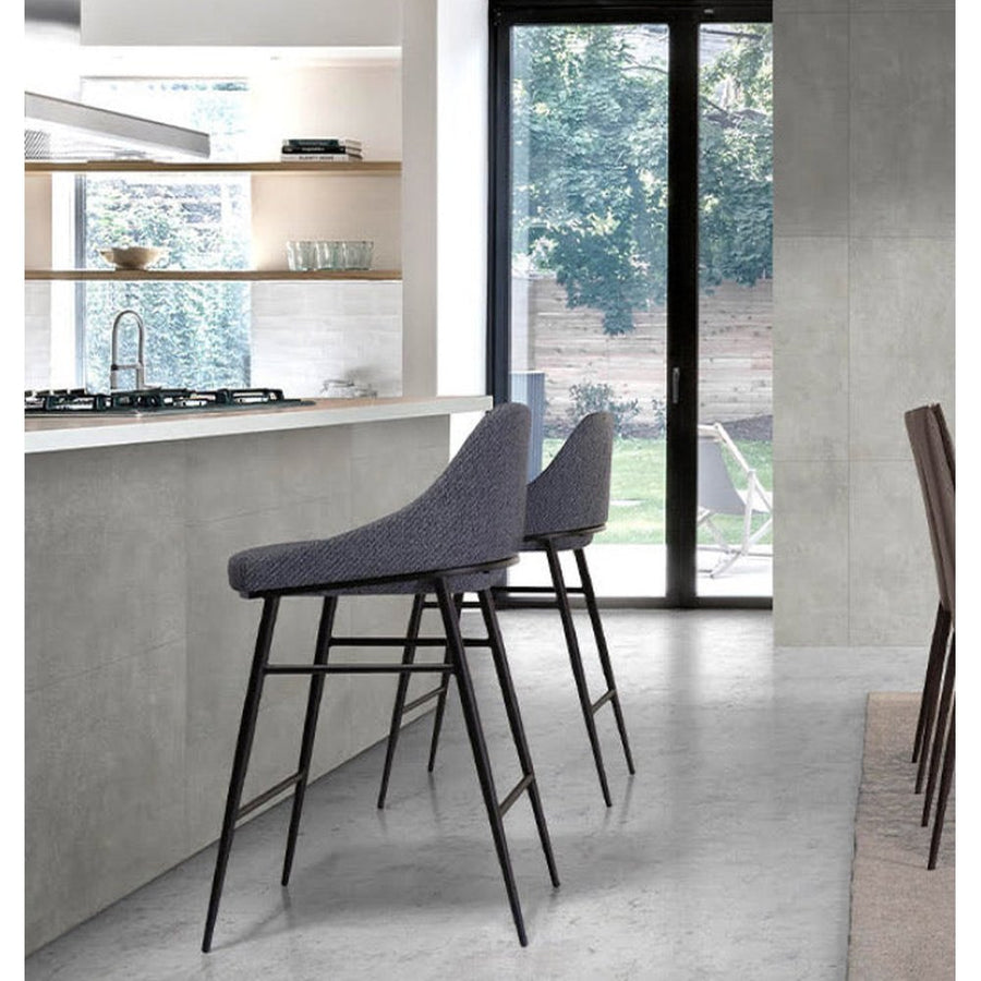 Kortárs stílusú, szürke színű szövettel kárpitozott, fekete fémvázas, dizájn bárszék.