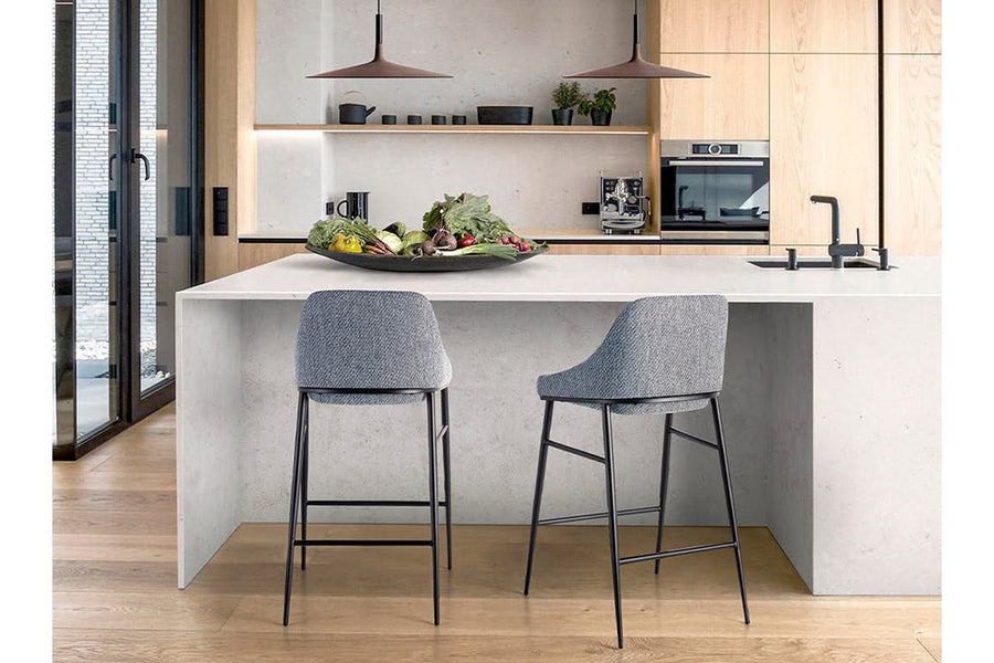 Kortárs stílusú, szürke színű szövettel kárpitozott, fekete fémvázas, dizájn bárszék.