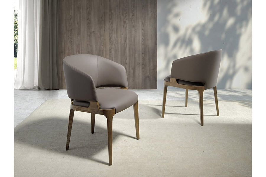 Szürkésbarna műbőrrel kárpitozott, kőrisfából készült, formatervezett dizájn étkezőszék.