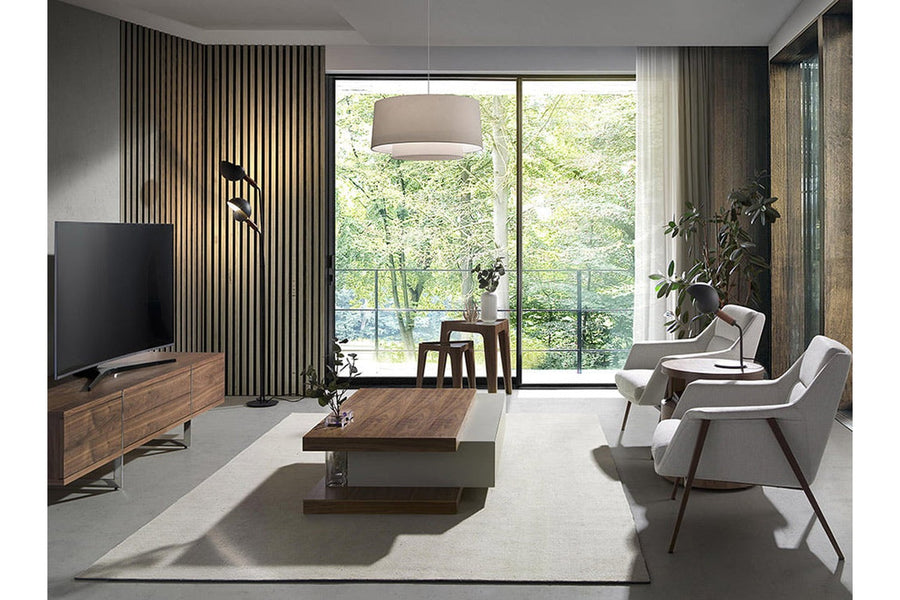 Kortárs stílusú, törtfehér színű szövettel kárpitozott, acél szerkezetű fotel.