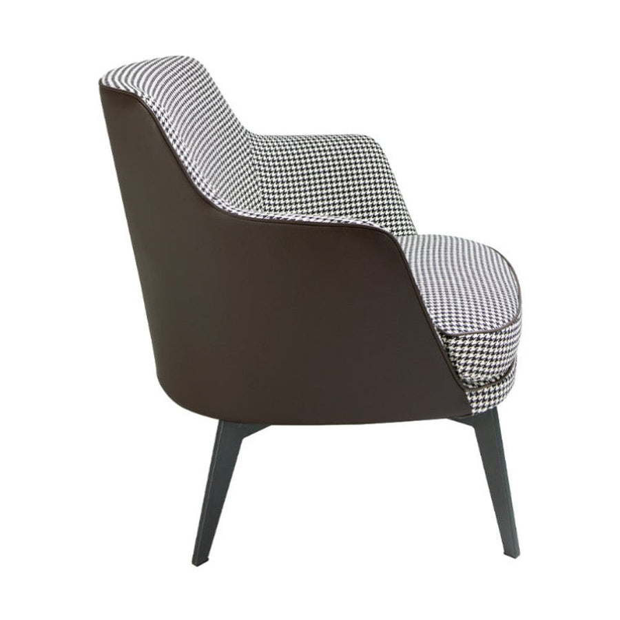 Kortárs stílusú, fekete színű műbőrrel és pepita színű szövettel kárpitozott dizájn fotel.