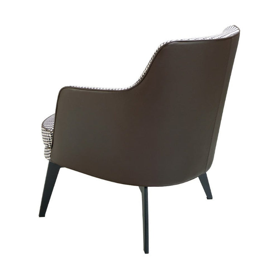 Kortárs stílusú, fekete színű műbőrrel és pepita színű szövettel kárpitozott dizájn fotel.