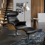 Kortárs stílusú, csokoládébarna színű bőrrel kárpitozott, diófa furnérral borított, dizájn pihenőfotel