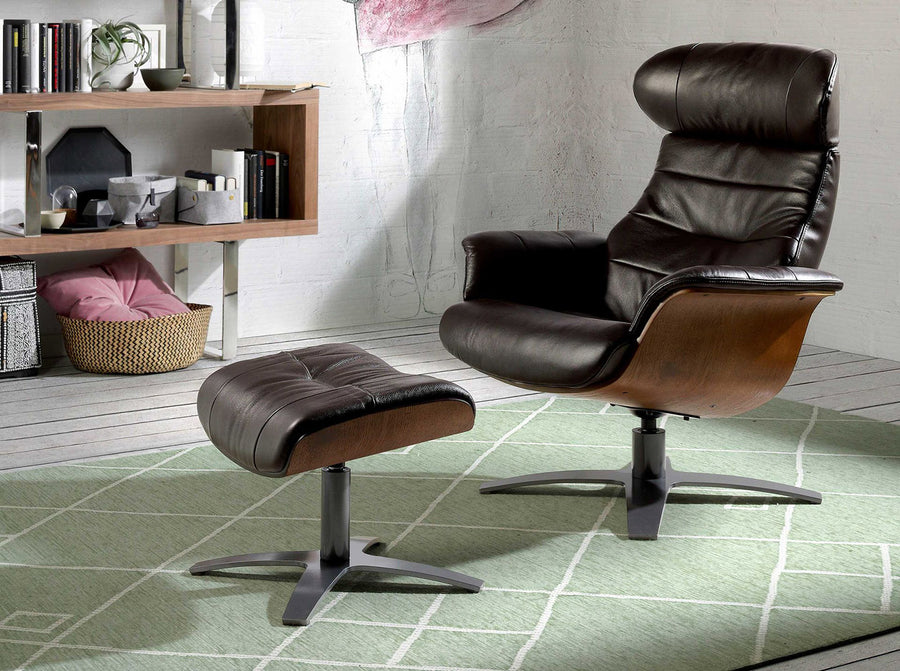 Angel Cerdá relax fotel és csokoládébarna bőr lábtartó harmonikus térben