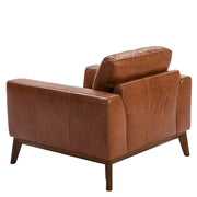 Kortárs stílusú, dohánybarna bőrrel kárpitozott, dizájn fotel diófa lábakkal.