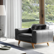 Kortárs stílusú, fekete bőrrel kárpitozott, dizájn fotel diófa lábakkal.