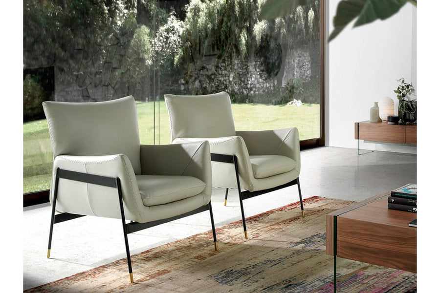 Kortárs stílusú, törtfehér színű, bőr dizájn fotel. acél szerkezettel