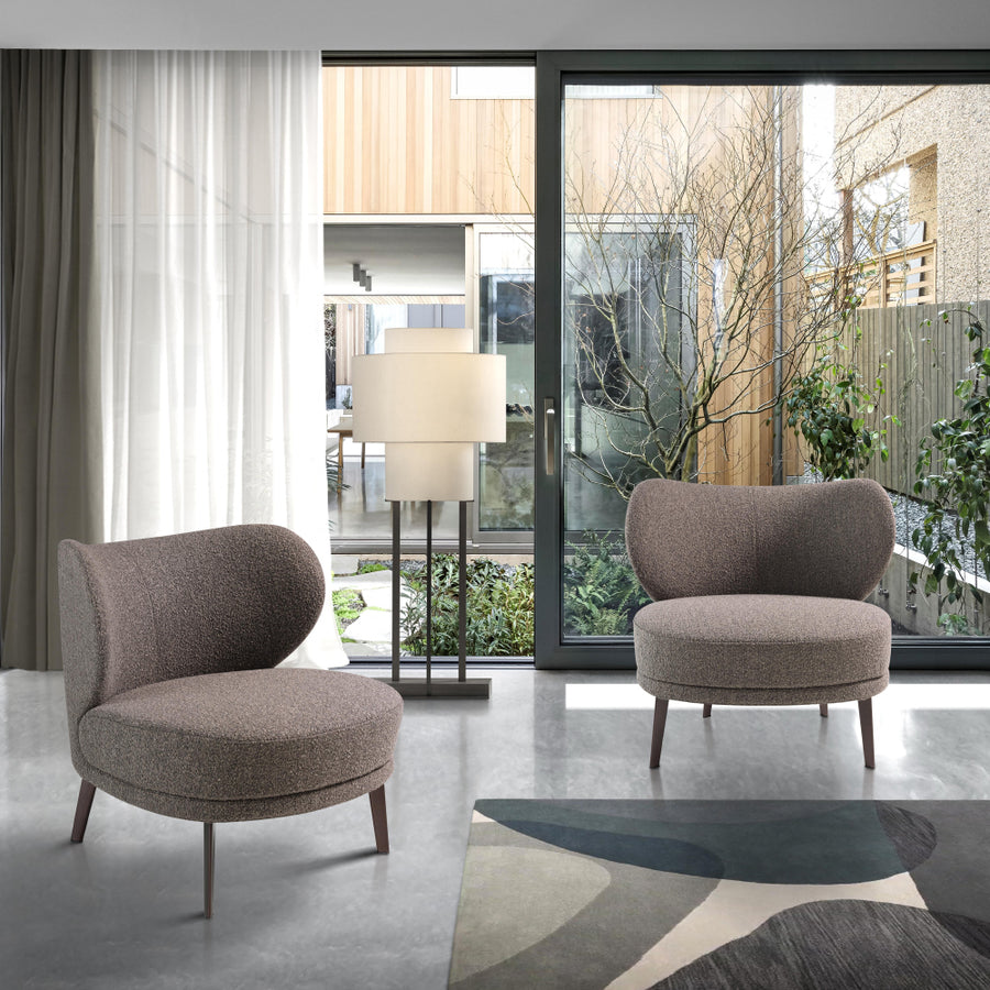 Kortárs stílusú, barna színű szövettel kárpitozott, acélszerkezetű dizájn fotel.