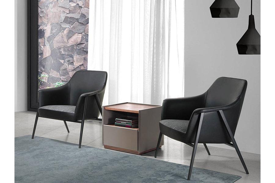 Kortárs stílusú, fekete színű, acél szerkezetű, formatervezett dizájn karosszék.