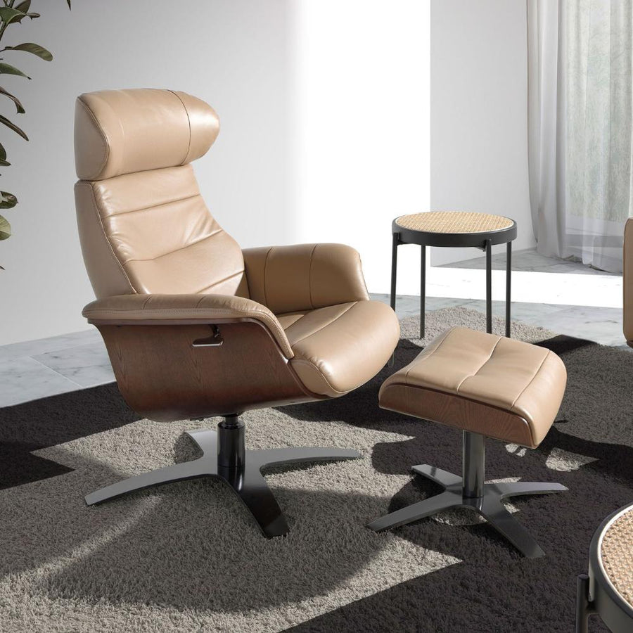 Angel Cerdá homokszínű design lábtartó nappali enteriőrben