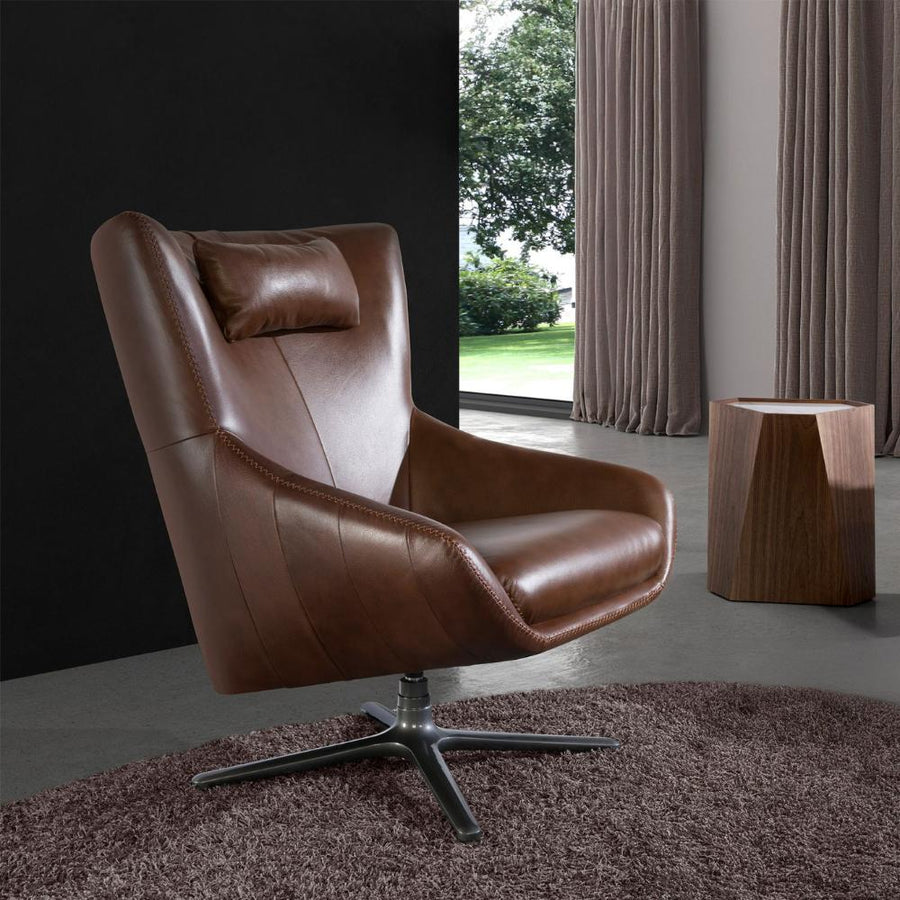 Angel Cerdá konyakbarna fotel modern nappali enteriőrben