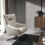 Kortárs stílusú, törtfehér színű bőrrel kárpitozott, dizájn pihenőfotel acéllábakkal.