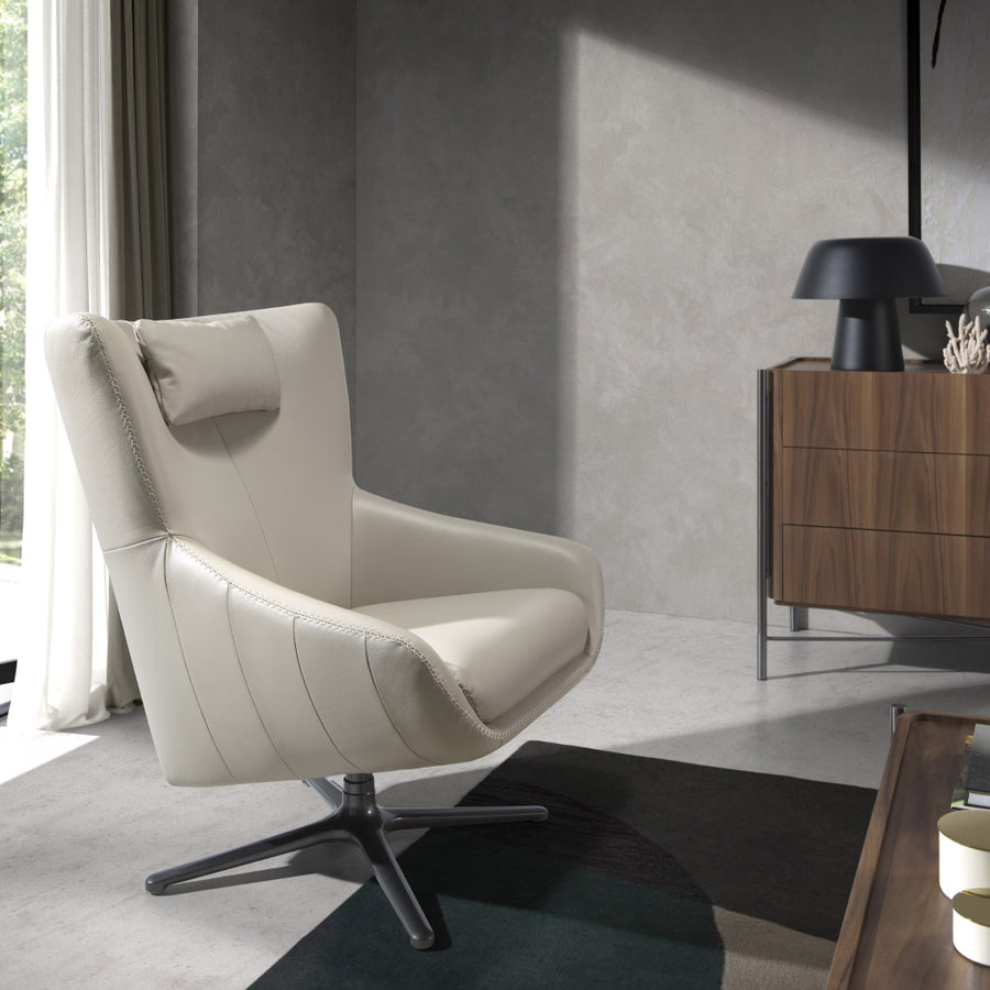 Kortárs stílusú, törtfehér színű bőrrel kárpitozott, dizájn pihenőfotel acéllábakkal.