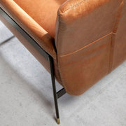 Angel Cerdá bőrfotel részlet fekete acél szerkezettel