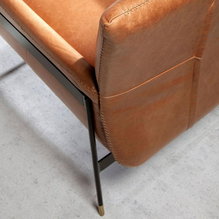 Angel Cerdá bőrfotel részlet fekete acél szerkezettel