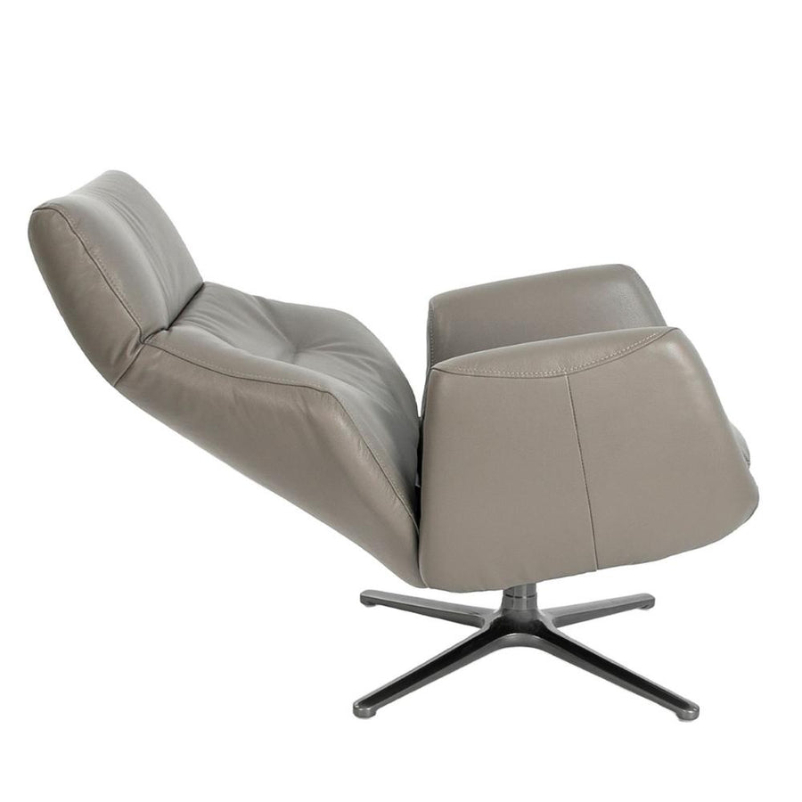 Angel Cerdá dönthető háttámlás bőrfotel döntött állapotban