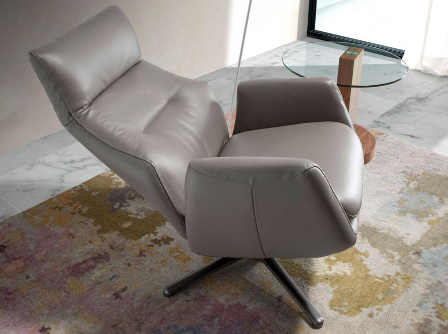 Angel Cerdá szürke forgatható fotel üveg asztal mellett