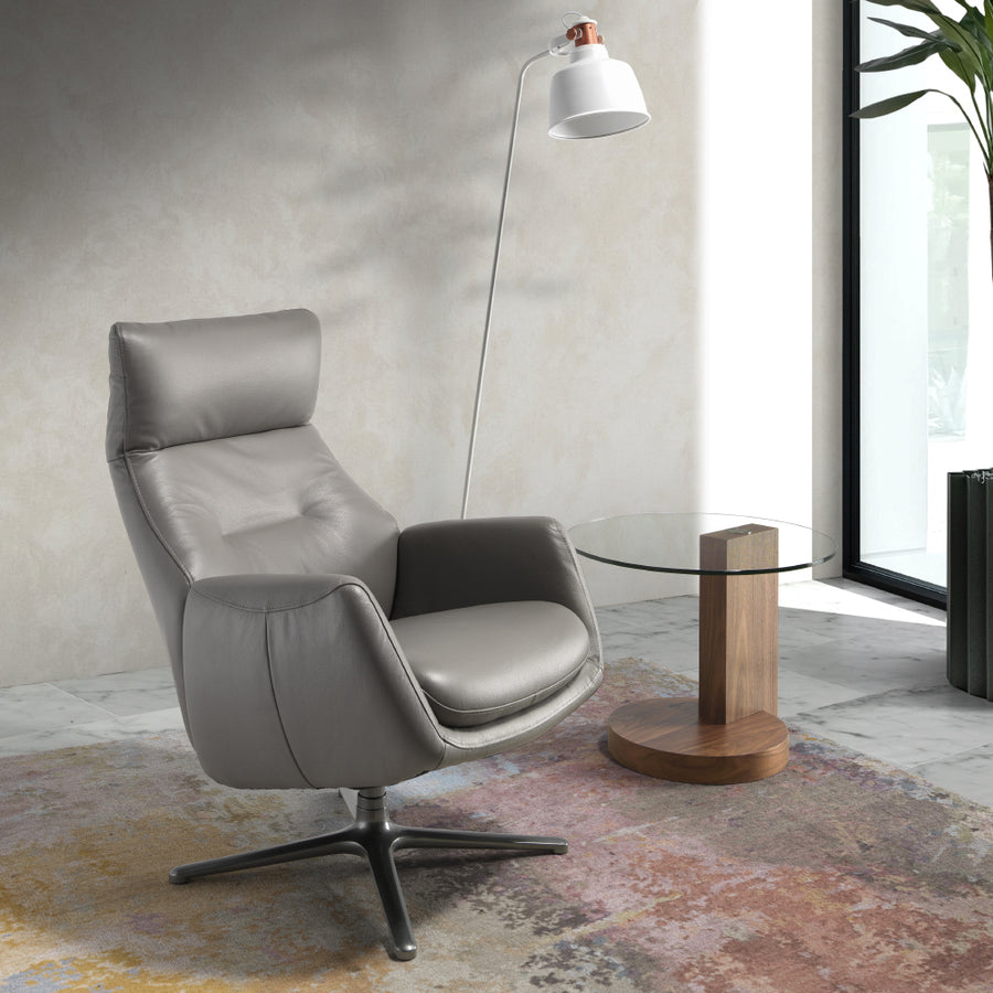 Kortárs stílusú, dönthető, forgatható, szürke színű bőrrel kárpitozott pihenőfotel.