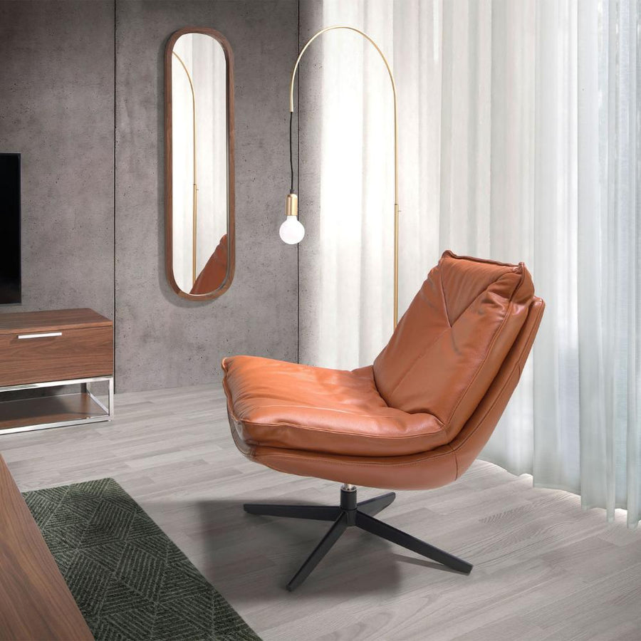 Angel Cerdá agyagbarna bőrfotel modern nappali enteriőrben