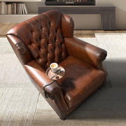 Konyakbarna bőrfotel részlet fa tálcával és gombos kárpitozással