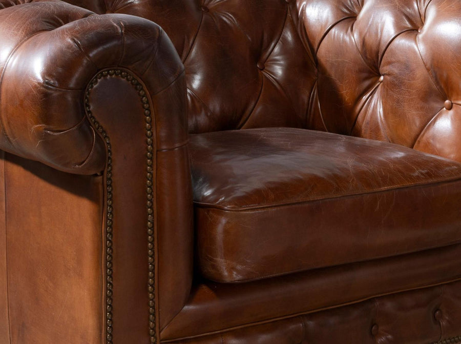 Konyakbarna Chesterfield fotel részlet kapitonné díszítéssel